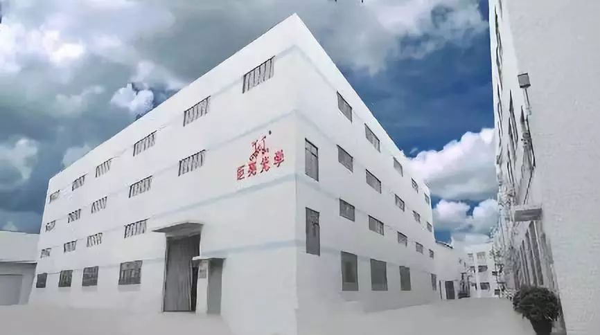 鉅亮光學廠房工作環境